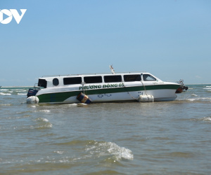 Biên phòng Quảng Nam cho tàu chở khách ra Cửa Đại, bất chấp cảnh báo thời tiết nguy hiểm?
