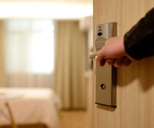 Vợ nói đi khám nhưng định vị báo ở nhà nghỉ, chồng điều tra phát hiện điều đen tối với thợ sửa ống nước