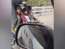 Kinh hãi cảnh 5 đứa trẻ ngồi trên chiếc xe máy phóng bạt mạng trên đường