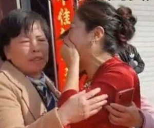 Xúng xính tham dự hôn lễ lần thứ 2 của mẹ, con gái 'quay xe' báo cảnh sát khi thấy chú rể