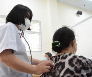 F0 có triệu chứng nhẹ, 1 tháng sau bị chẩn đoán tổn thương phổi