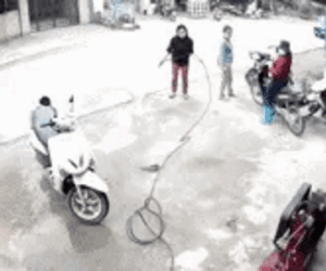 Ô tô sượt qua sống lưng người phụ nữ, camera quay lại 22 giây thần chết ngủ quên