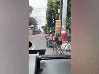 Xem người bán bánh mì trổ tài như diễn xiếc trên đường phố