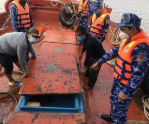 Bắt giữ tàu vận chuyển trái phép 60.000 lít dầu