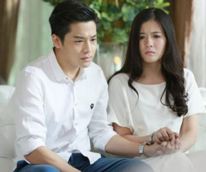 Đi ăn nhà hàng với gia đình, mẹ tôi ú ớ chỉ vào cô gái ngồi giữa những người đàn ông mặt mũi dữ tợn, xăm trổ đầy mình