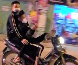 Hú hồn cảnh 2 'quái xế' lái xe máy bằng 1 chân, tay bấm điện thoại