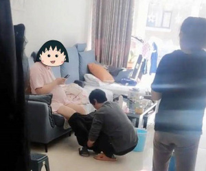Mẹ chồng nhà người ta ngồi xổm mặc quần cho con dâu bầu vượt mặt, dân tình thấy chẳng những không khen mà còn chỉ trích nặng nề