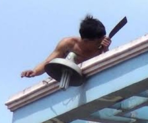 'Ngáo đá' xông vào nhà dân, đâm chém 3 người lớn và 1 cháu bé