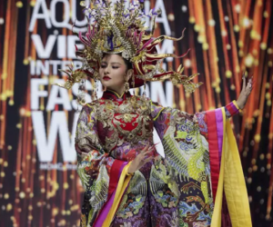 Vũ Thu Phương catwalk như 'cá chiên' vẫn làm giám khảo Miss Universe