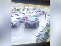 Cầu chống sét rơi bẹp ô tô, những nhân vật trong xe bước ra mới khiến tất cả giật mình