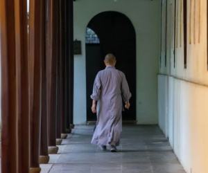 Người phụ nữ xuất gia tu hành chỉ sau 5 ngày kết hôn
