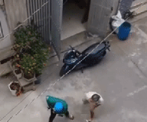 Clip: Mâu thuẫn trong lúc nhận hàng, người đàn ông lớn tuổi đấm nam shipper 'không trượt phát nào'