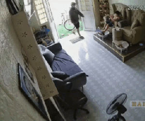 'Lạnh người' clip bé trai ngồi chơi trong nhà bị một người đàn ông lạ mặt xông vào giở trò cướp giật