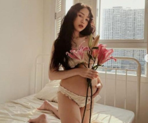 Ái nữ nhà đại gia Minh Nhựa diện nội y, không ngại khoe những vết rạn trên bụng bầu