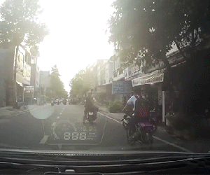 Cảnh sát hình sự bắn chỉ thiên bắt cướp, dân mạng cười bò với nhân chứng đeo cặp bất đắc dĩ