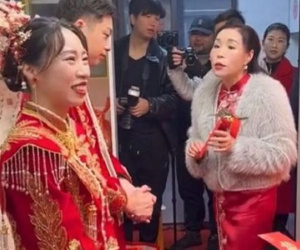 Dè bỉu mẹ kế của chồng ăn mặc quê kệch, xấu xí trong đám cưới, con dâu lãnh đủ cái kết 'ê chề'