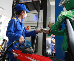 Giá xăng khả năng tăng mạnh, kiến nghị giảm 2.000 đồng/lít thuế môi trường