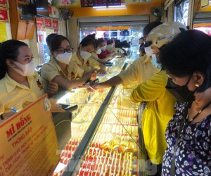 Người dân 'ôm' tiền tỷ đi mua vàng giá cao