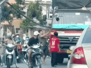 Nhóm người đập phá ô tô, tấn công tài xế giữa đường