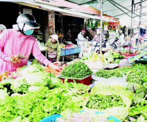Lít xăng, viên thuốc tăng không thấy đỉnh, dân Việt lo tiền 'bốc hơi'