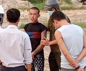 Khởi tố tài xế xe cuốc dùng gàu múc đập nát 2 ôtô