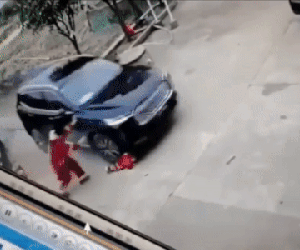 Kinh hoàng clip ghi lại khoảnh khắc em bé bị ô tô cán qua người thương tâm, mẹ hoảng loạn ôm con gào thét