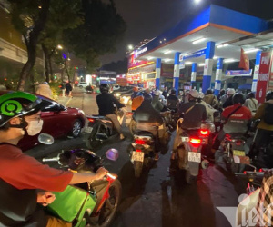 Hiếm thấy lúc nửa đêm: Hà Nội đua cùng Sài Gòn, chen nhau mua xăng