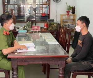Nam thanh niên rút dao đâm đồng hương, cướp xe rồi bỏ trốn