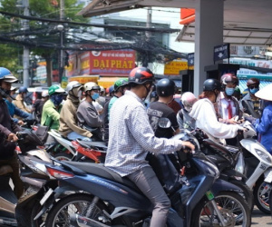 Dân tình vẫn kéo đi đổ xăng trước giờ G
