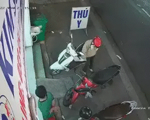 Cô gái trẻ bất ngờ đổ gục trên vỉa hè nghi do đột quỵ, cảnh người mẹ gào khóc cầu cứu khiến ai cũng xót xa