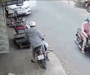 Clip: Chủ nhà tung cú đá 'song phi' hạ gục tên trộm và cái kết bất ngờ