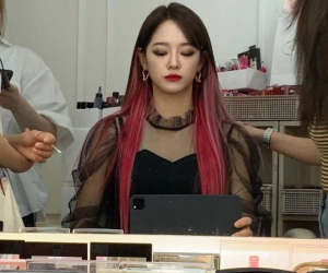 Hẹn Hò Chốn Công Sở: Hé lộ tạo hình đầu tiên của playgirl Kim Se Jeong, đáng tiếc là bị cắt mất