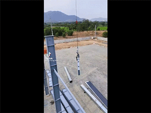 Hai công nhân 'giỡn mặt với tử thần' khi xây dựng nhà lắp ghép
