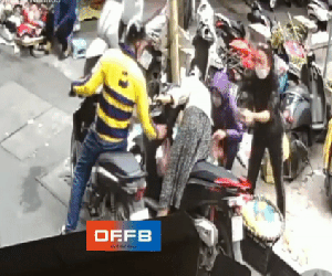Nam thanh niên vừa mua đồ, vừa tiện tay 'thó' ví của người phụ nữ: Chỉ vài giây ngắn ngủi cũng đủ gây phẫn nộ