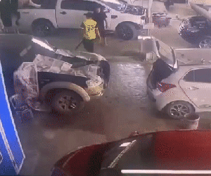 CLIP: Côn đồ xông vào gara ôtô đánh chủ và người làm trọng thương