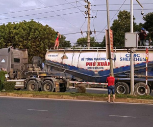Thót tim cảnh cô gái đang uống nước thì leo lên xe đầu kéo đang chạy