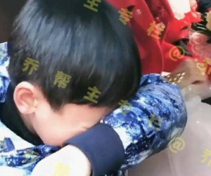 Ngày mẹ tái hôn, con trai khóc gục bên xe đón dâu, nhìn thái độ của chú rể nhiều người lại càng xót xa
