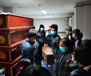 Tiếng khóc xé lòng giây phút đưa bé gái 3 tuổi bị đóng đinh vào đầu đi hoả táng: 'Đau đớn quá'