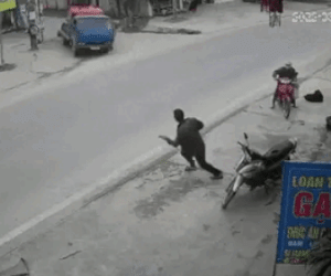 Tai nạn thương tâm: Người đàn ông vừa dừng xe máy bên đường, bị chiếc xe cẩu rơi từ trên xe tải xuống đè tử vong