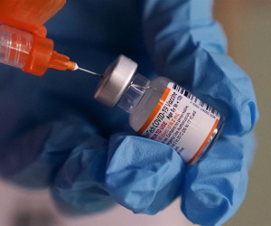 CEO Pfizer: Cần tiêm vaccine liều thứ 4, nhưng sẽ có vaccine trị được tất cả các biến thể