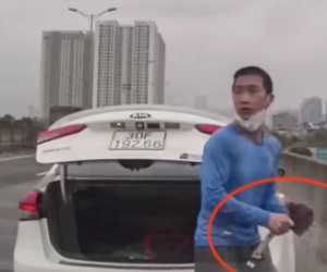 Sau va chạm giao thông, tài xế mở cốp lấy 'hàng nóng' để nói chuyện