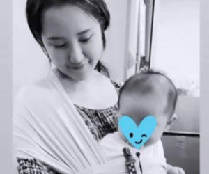 Vợ thiếu gia Phan Thành tung ảnh 'đầu bù tóc rối' khi chăm con nhỏ, nhiều 'mẹ bỉm sữa' đồng cảm
