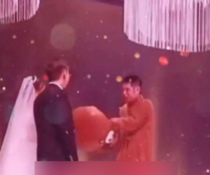 Người yêu cũ đột nhiên xuất hiện tại đám cưới với trang phục lạ, cô dâu 'quẳng' chú rể sang bên làm một điều khiến ai nấy sững sờ