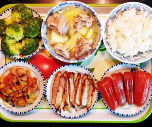 Nịnh vợ đẻ 3 đứa, anh chồng nấu cơm chăm vợ ở cữ khiến chị em thán phục