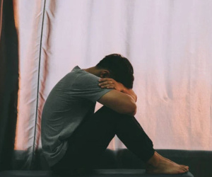 Quan hệ đồng giới, nam thanh niên chết lặng khi nhận tin nhiễm HIV từ bạn tình