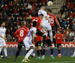 Benzema tiếp tục thăng hoa, Real bỏ xa Sevilla 10 điểm