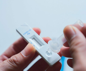 Cảnh báo: Trong kit test nhanh COVID-19 có hoá chất nguy hiểm, cẩn trọng khi test tại nhà để tránh ngộ độc