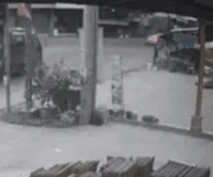 Clip 30 giây 'bóc' khoảnh khắc gây tai nạn nghiêm trọng giữa xe tải và xe chở phạm nhân