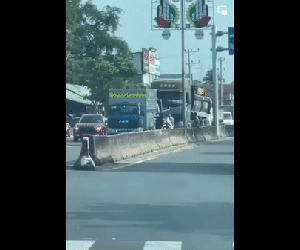 Clip: Xảy ra va chạm giao thông, 3 người đàn ông lao vào quyết sống mái với nhau