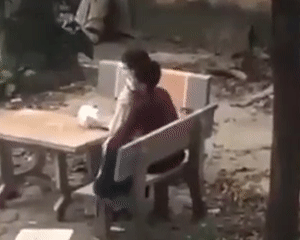 Cặp đôi đeo khẩu trang thản nhiên 'nhún nhảy' trên ghế đá giữa ban ngày, nhìn qua mà ai cũng phải đỏ mặt